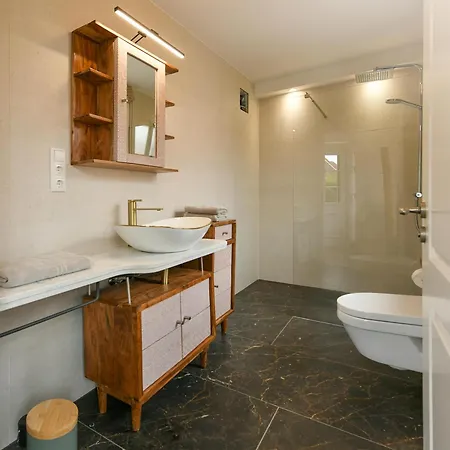 Haus Christine 1 アパート